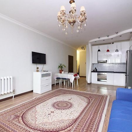 Квартира В Самом Центре Столицы Казахстана Apartman Asztana Kültér fotó
